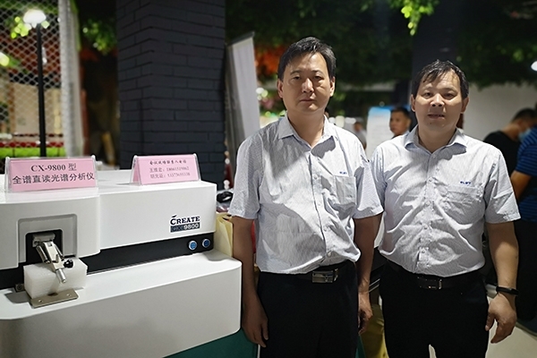 展會(huì)展臺(tái)前 展會(huì)展臺(tái)前