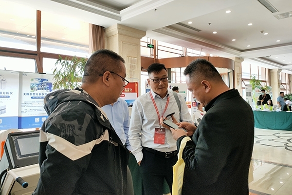 客戶到場(chǎng)咨詢光譜儀相關(guān)信息 客戶到場(chǎng)咨詢光譜儀相關(guān)信息