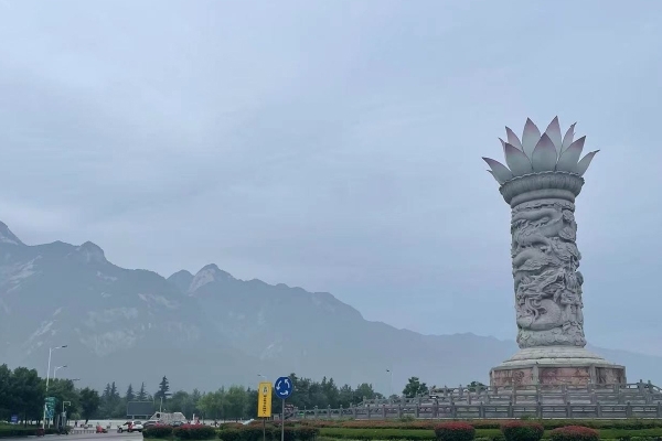 來(lái)到華山腳下