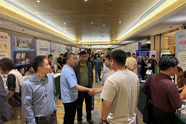 會(huì)場(chǎng)人流攢動(dòng)