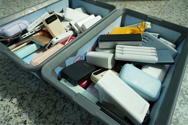 “成筐的充電寶被攔下”